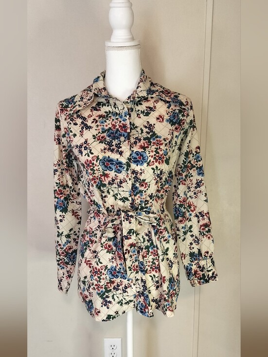 pat fashion inc Tops - Floral Button-Front Tie-Waist Shirt - Cream with Blue & Red Flowers